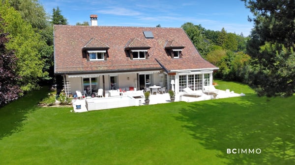 Villa de standing avec piscine intérieur 2