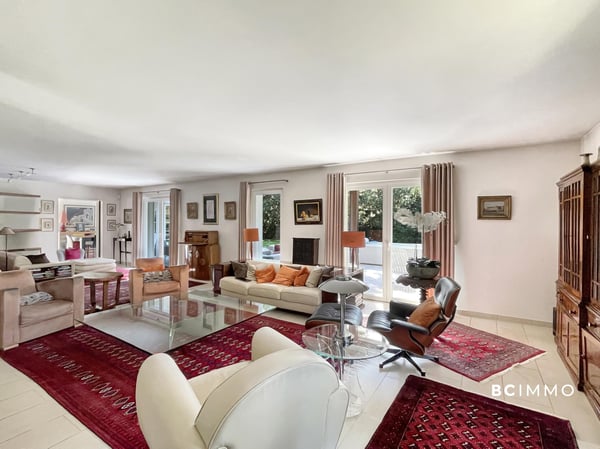 Villa de standing avec piscine intérieur 4