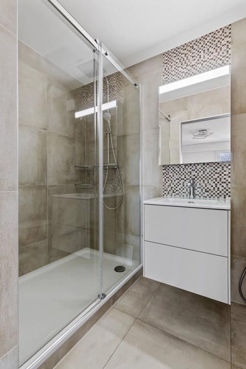 Bel appartement spacieux de 1.5 pièces de 175m2 au 8ème étage. 12