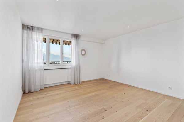 Bel appartement spacieux de 1.5 pièces de 175m2 au 8ème étage. 10