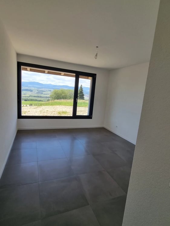 Découvrez cette magnifique maison mitoyenne de 8.5 pièces, répartie sur 3 niveaux, idéalement située, elle bénéficie d'une construction récente et de prestations de qualité, offrant un cade de vie mod 3