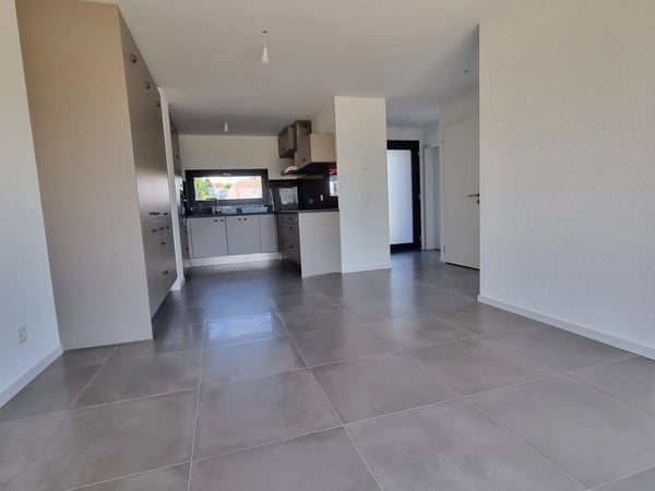 Découvrez cette magnifique maison mitoyenne de 8.5 pièces, répartie sur 3 niveaux, idéalement située, elle bénéficie d'une construction récente et de prestations de qualité, offrant un cade de vie mod 1