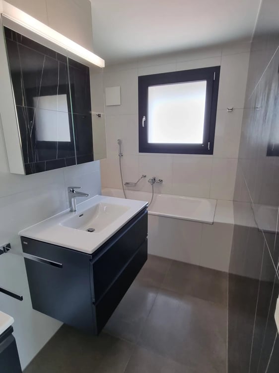 Découvrez cette magnifique maison mitoyenne de 5.5 pièces, répartie sur 3 niveaux, idéalement située, elle bénéficie d'une construction récente et de prestations de qualité, offrant un cade de vie mod 7