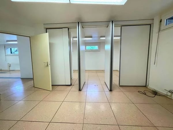 Grand local commercial à louer divisé en 3 parties de 82m2, 54m2 et 43m2 - Idéal pour un magasin ou pour un bureau. 7