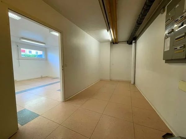 Grand local commercial à louer divisé en 3 parties de 82m2, 54m2 et 43m2 - Idéal pour un magasin ou pour un bureau. 6