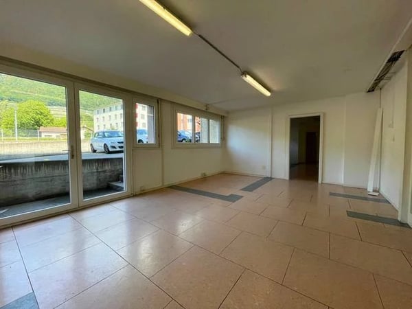 Grand local commercial à louer divisé en 3 parties de 82m2, 54m2 et 43m2 - Idéal pour un magasin ou pour un bureau. 2