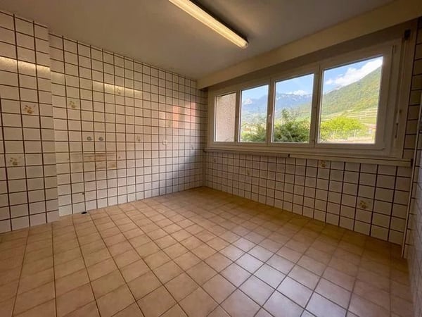 Grand local commercial à louer divisé en 3 parties de 82m2, 54m2 et 43m2 - Idéal pour un magasin ou pour un bureau. 3