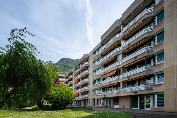 Grand local commercial à louer divisé en 3 parties de 82m2, 54m2 et 43m2 - Idéal pour un magasin ou pour un bureau. 1