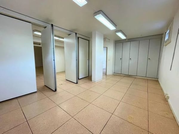 Grand local commercial à louer divisé en 3 parties de 82m2, 54m2 et 43m2 - Idéal pour un magasin ou pour un bureau. 8