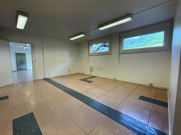 Grand local commercial à louer divisé en 3 parties de 82m2, 54m2 et 43m2 - Idéal pour un magasin ou pour un bureau. 4