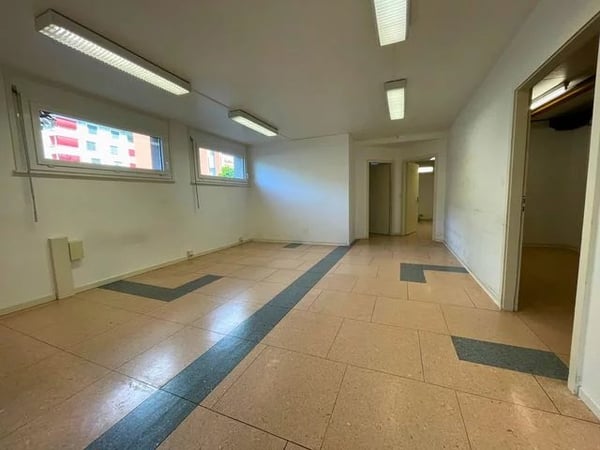 Grand local commercial à louer divisé en 3 parties de 82m2, 54m2 et 43m2 - Idéal pour un magasin ou pour un bureau. 5