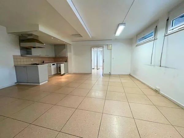 Grand local commercial à louer divisé en 3 parties de 82m2, 54m2 et 43m2 - Idéal pour un magasin ou pour un bureau. 9