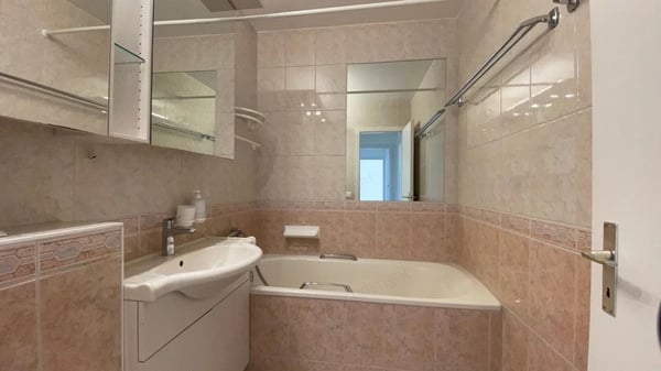 Superbe appartement lumineux de 2,5 pièces, orienté plein Sud, au dernier étage avec ascenseur. 6