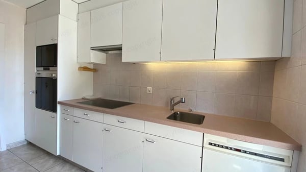 Appartement lumineux de 4.5 pièces d'env. 56 m2, orienté plein Sud, au dernier étage avec ascenseur et garage box en option. 4