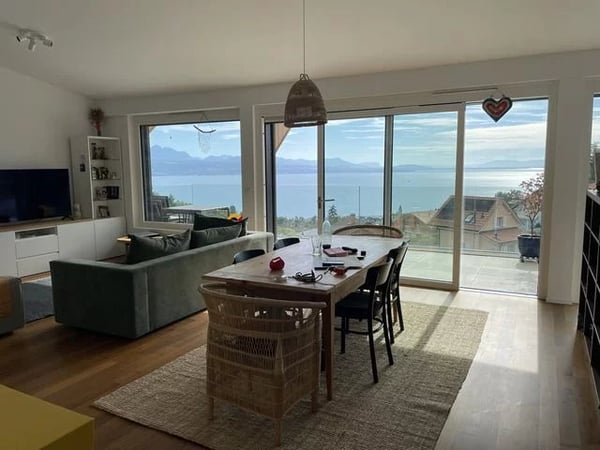 Magnifique appartement de 8.5 pièces au 1er étage avec vue lac et grand balcon de 47m2 3