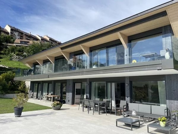 Magnifique appartement de 8.5 pièces au 1er étage avec vue lac et grand balcon de 47m2 1