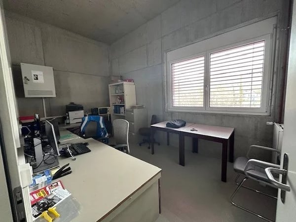 Dépôt au rez-de-chaussée avec entrée pour véhicule de 180 m2 2