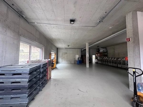 Dépôt au rez-de-chaussée avec entrée pour véhicule de 180 m2