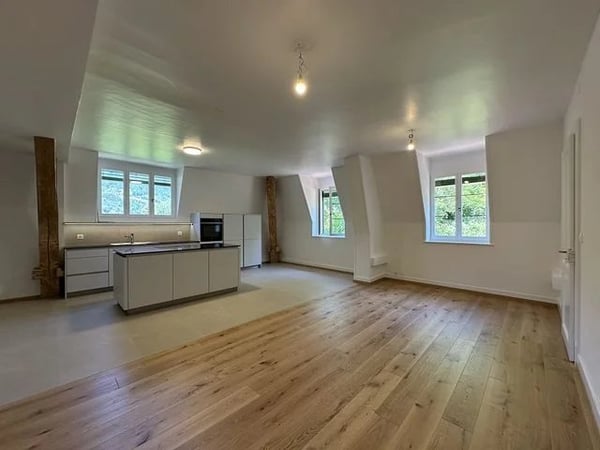 Grand appartement de 3 pièces rénové au dernier étage. 1