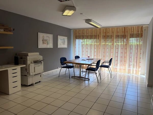Surface commerciale à louer de suite de 3pièces au rez-de-chaussée 2