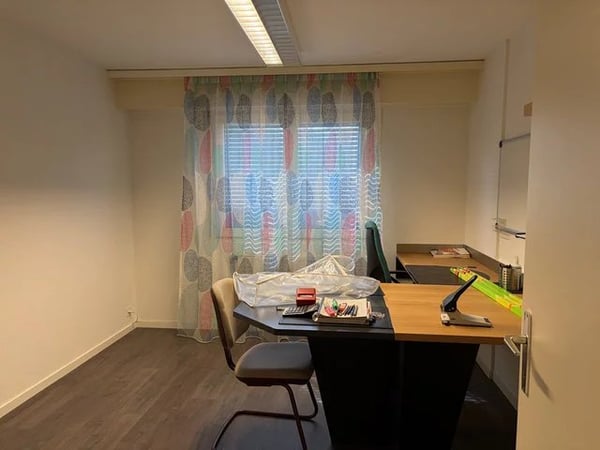 Surface commerciale à louer de suite de 3pièces au rez-de-chaussée 5