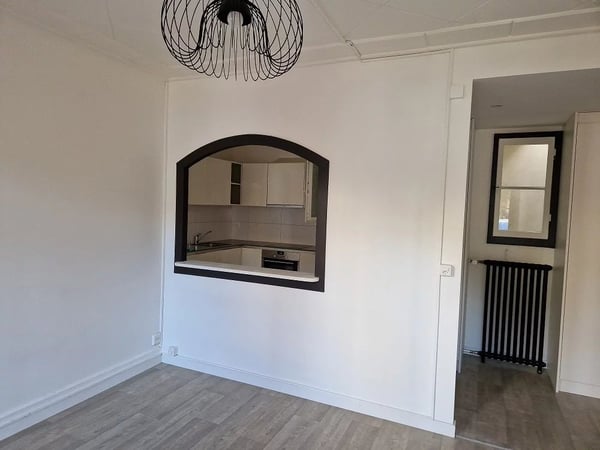 Appartement de 2 pièces au 1er étage entièrement rénové. 5