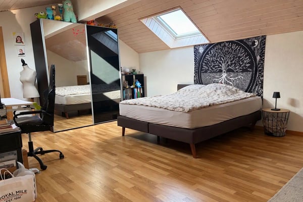Appartement de 3,5 pièces en duplex au 4ème étage avec balcon et vue sur jardin et montagnes. 5