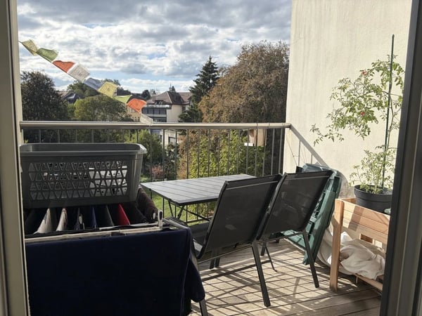 Appartement de 3,5 pièces en duplex au 4ème étage avec balcon et vue sur jardin et montagnes. 10