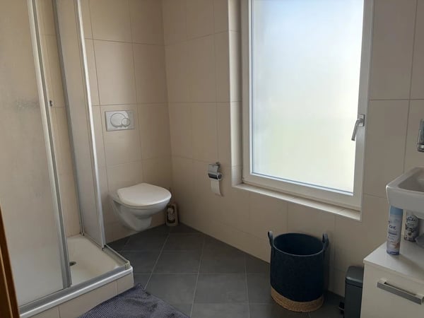 Appartement de 3,5 pièces en duplex au 4ème étage avec balcon et vue sur jardin et montagnes. 8