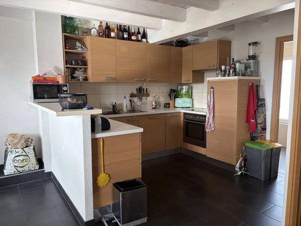 Appartement de 3,5 pièces en duplex au 4ème étage avec balcon et vue sur jardin et montagnes. 3