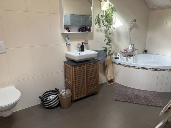 Appartement de 3,5 pièces en duplex au 4ème étage avec balcon et vue sur jardin et montagnes. 9