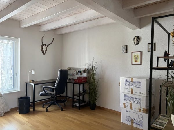 Appartement de 3,5 pièces en duplex au 4ème étage avec balcon et vue sur jardin et montagnes. 6