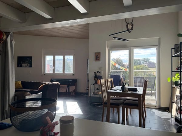 Appartement de 3,5 pièces en duplex au 4ème étage avec balcon et vue sur jardin et montagnes. 4