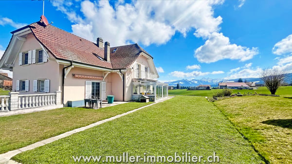 Grande villa de 3 appartements indépendants et vitrine commerciale 2