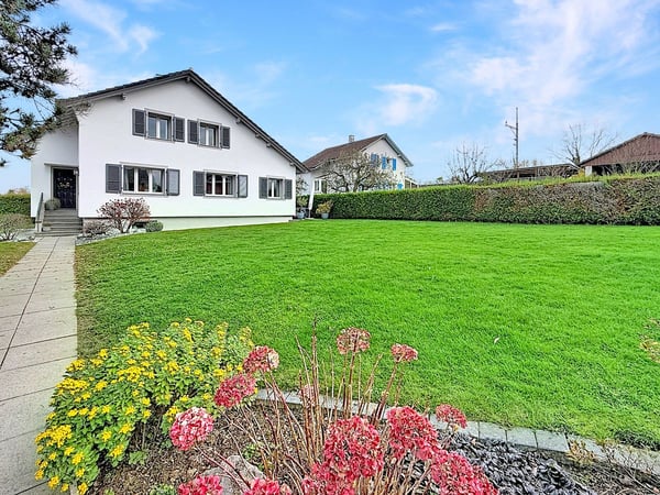 Schöne, sorgfältig renovierte Liegenschaft mit grossem, baumbestandenem Garten 4