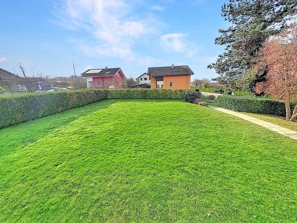 Belle propriété rénovée avec soin et grand jardin arboré 2