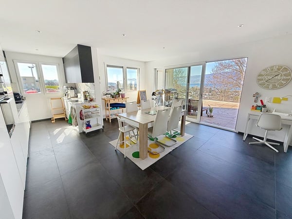 Attique lumineux avec grande terrasse et vue sur le lac - Cheyres 1