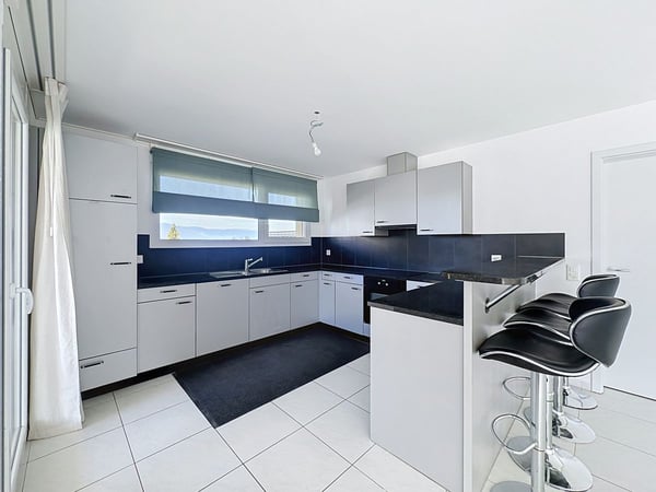 Lumière, espace et belle échappée sur le lac : un appartement rénové au dernier étage 6