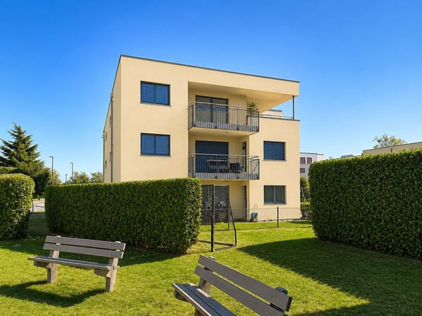 Lumière, espace et belle échappée sur le lac : un appartement rénové au dernier étage 1