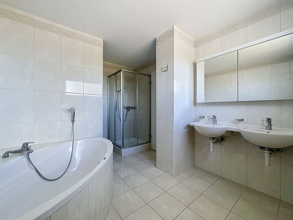 Lumière, espace et belle échappée sur le lac : un appartement rénové au dernier étage 9