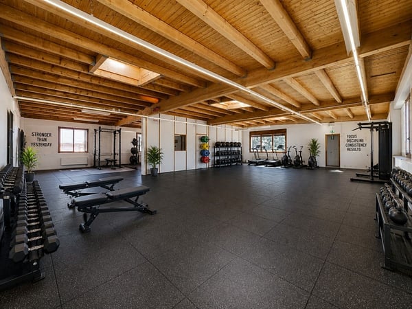 Surface commerciale de 207 m² d'un seul tenant, 2ème étage sans une seule marche, 3 places de parc extérieures comprises, libre de suite 13