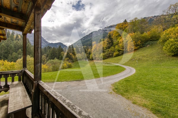 A VENDRE APPARTEMENT 5.5 PIECES  DANS UN CHALET AUTHENTIQUE 6