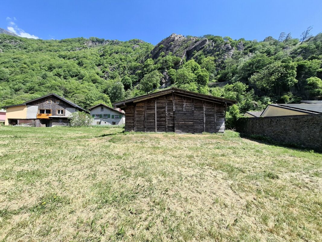 Terrain à bâtir avec maison villageoise à rénover
