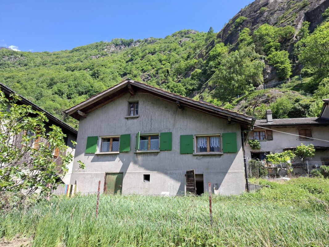 Terrain à bâtir avec maison villageoise à rénover