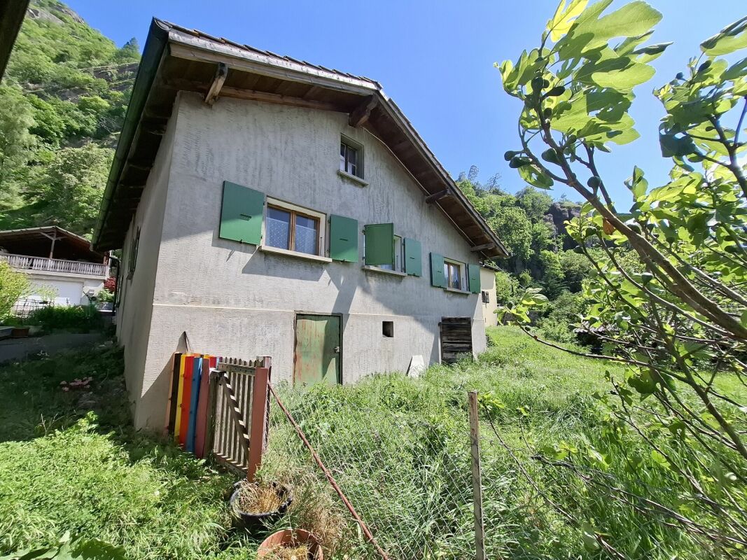 Terrain à bâtir avec maison villageoise à rénover