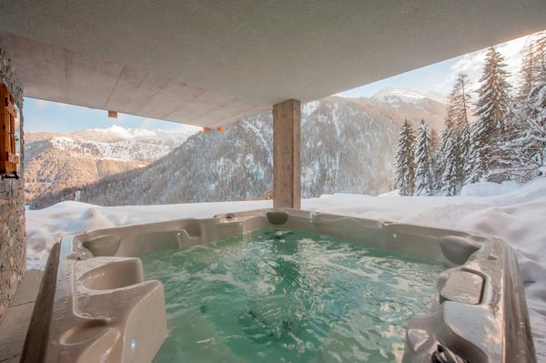 Spacious Five-Bedroom Chalet with Panoramic Views 11