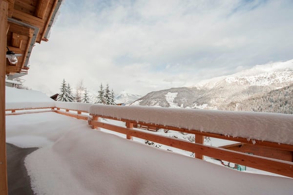 Spacious Five-Bedroom Chalet with Panoramic Views 10
