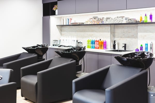 SIERRE : SALON DE COIFFURE AVEC EMPLACEMENT PREMIUM À SAISIR 8