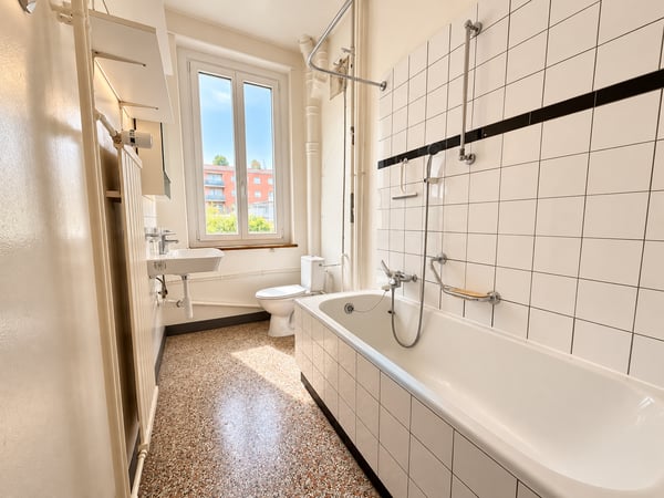 Charmant appartement de 2.5 pièces avec balcon à La Chaux-de-Fonds 3