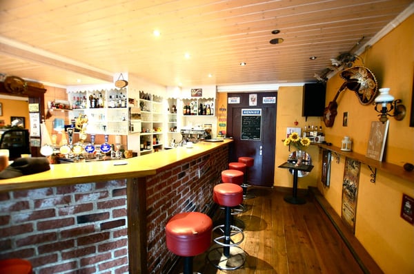 Immeuble rénové en 516 de 6 appartements + 1 Bar-Restaurant 15